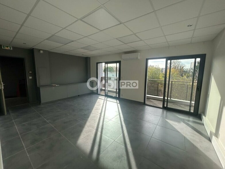 Office in Avignon for sale - Interior Photo - Image 1 of 9