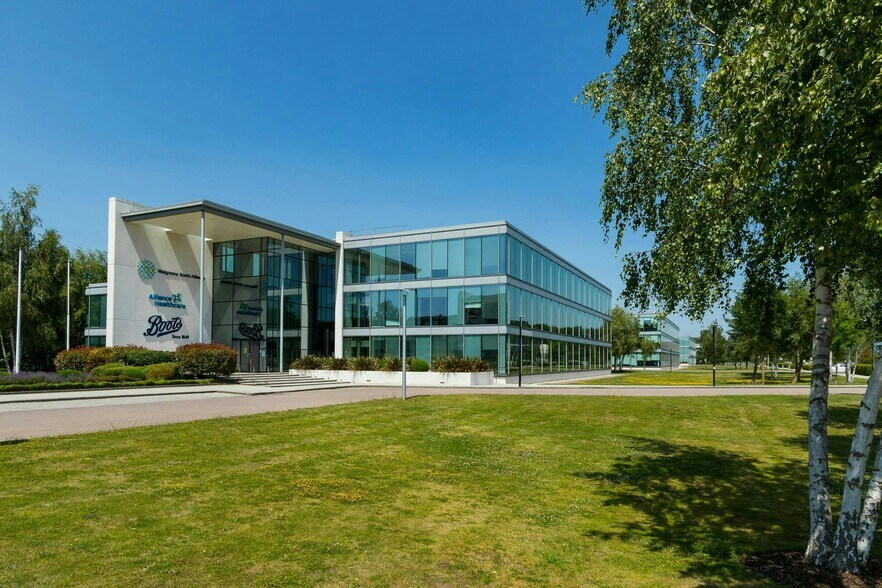 2 Brooklands Rd, Weybridge to rent - Building Photo - Image 3 of 20