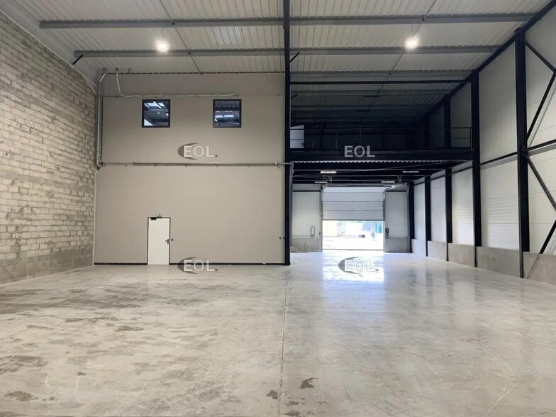 Light Industrial in Les Pavillons-sous-Bois to rent - Interior Photo - Image 2 of 5