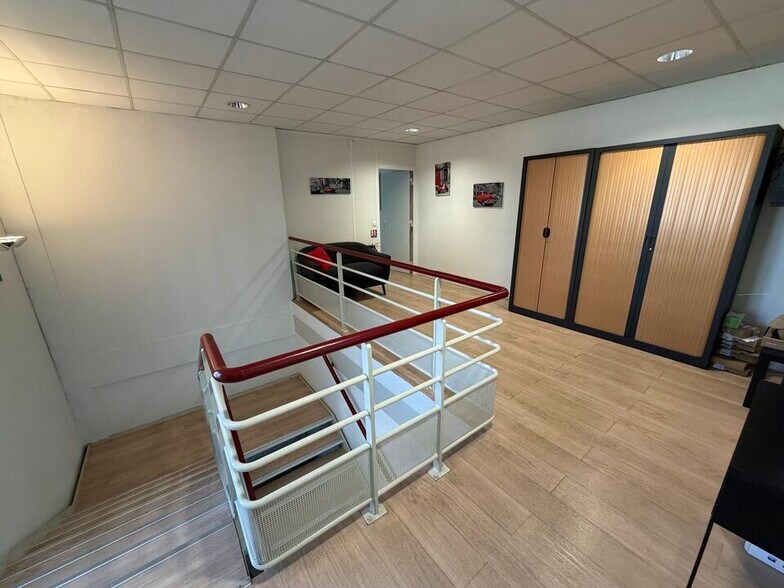 Light Industrial in Saint-Thibault-des-Vignes for sale - Interior Photo - Image 3 of 6