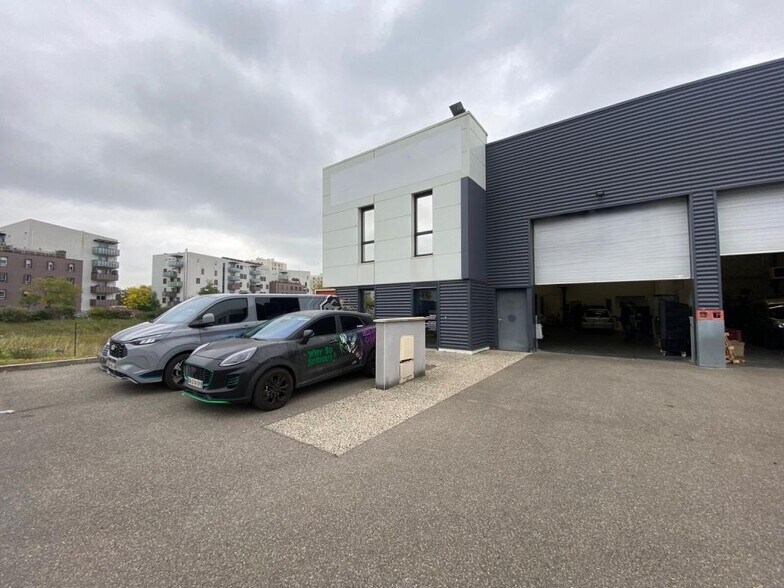 Light Industrial in Saint-Fons for sale - Building Photo - Image 1 of 6