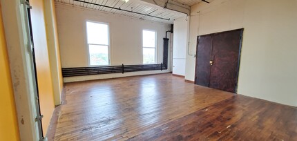 208 S Pulaski St, Baltimore, MD for rent Interior Photo- Image 1 of 4