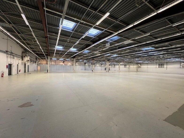 1 Avenue Du Pacifique, Les Ulis to rent - Building Photo - Image 3 of 6