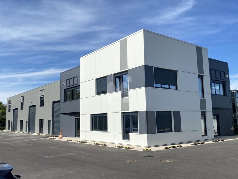 Office in Saint-Pierre-du-Perray to rent - Building Photo - Image 1 of 7