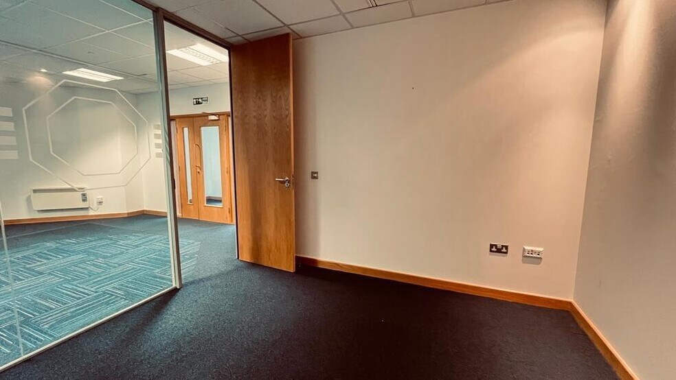 27-28 Middleborough, Colchester to rent - Building Photo - Image 3 of 11