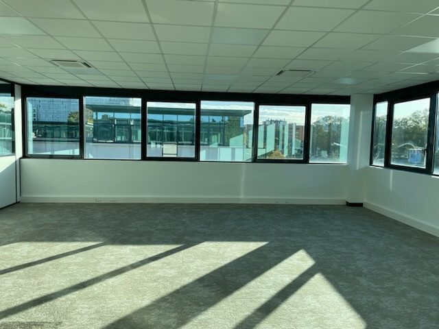 Office in Villeneuve-la-Garenne to rent - Building Photo - Image 3 of 10