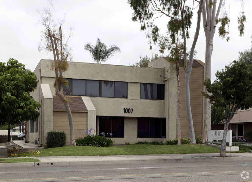 1007 E Chapman Ave, Fullerton, CA for rent - Primary Photo - Image 1 of 13