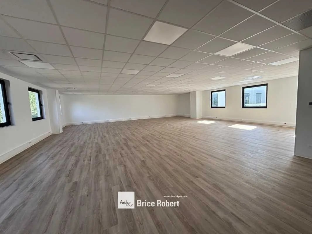 Office in Limonest to rent Building Photo- Image 1 of 16