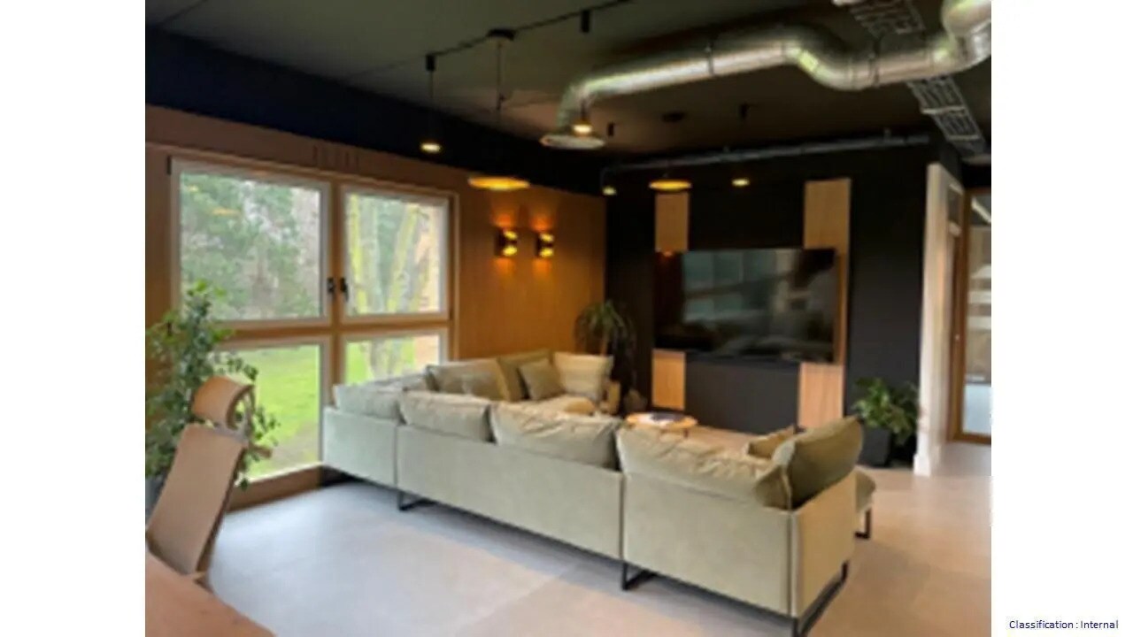 Office in Montigny-le-Bretonneux to rent Interior Photo- Image 1 of 3