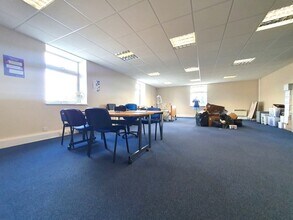 Alvescot Rd, Carterton to rent Interior Photo- Image 1 of 5