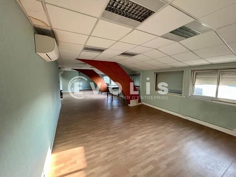 Office in Wissous to rent - Interior Photo - Image 1 of 12