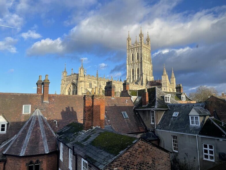 College St, Gloucester to rent - Building Photo - Image 3 of 3