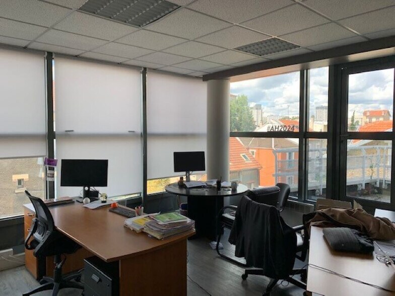 Office in Colombes to rent - Building Photo - Image 1 of 7