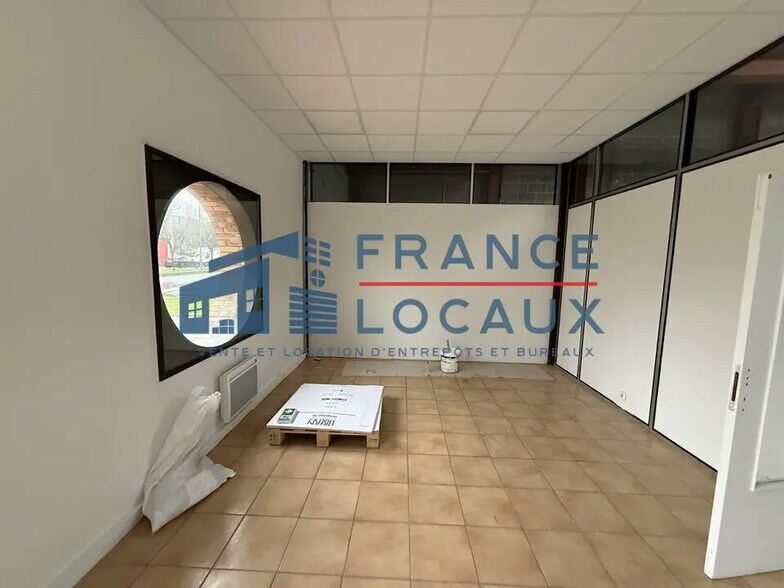 Rue Jacques Robert, Le Thillay to rent - Interior Photo - Image 3 of 4