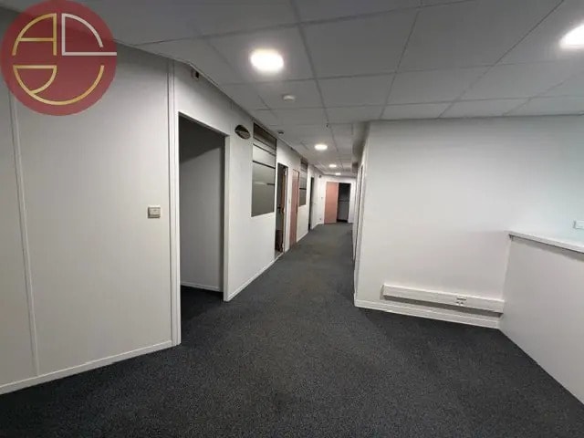 Location Bureaux 274 m² - Photo 1