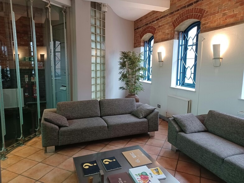 22 Russell St, Windsor to rent - Building Photo - Image 2 of 10