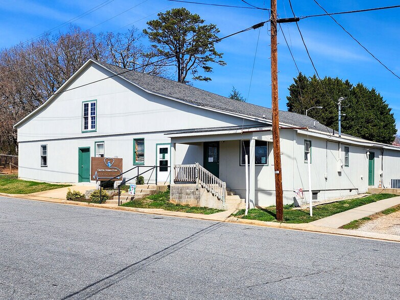 106 Center St, Gretna, VA for rent - Primary Photo - Image 1 of 11