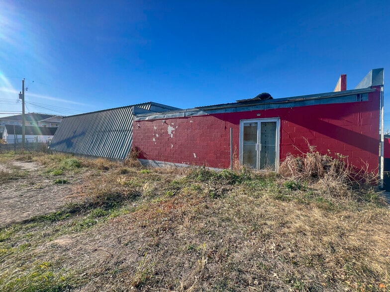 Building and Vacant Lot in Stony Plain portfolio of 2 properties for sale on LoopNet.co.uk - Building Photo - Image 3 of 4