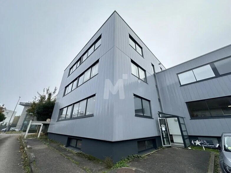 Light Industrial in Les Ulis to rent - Building Photo - Image 2 of 6