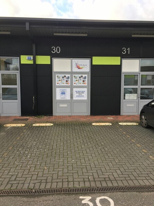 Smeaton Close, Aylesbury to rent Building Photo- Image 1 of 2