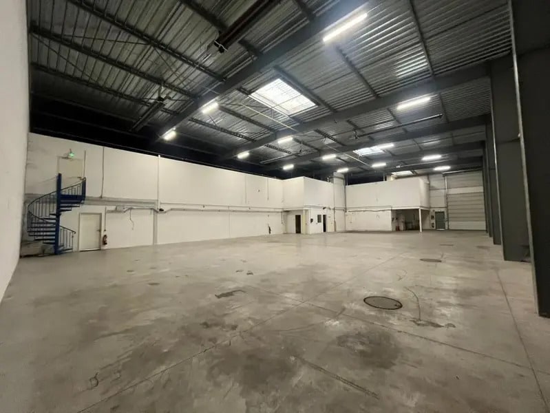 Light Industrial in MASSY to rent Interior Photo- Image 1 of 5
