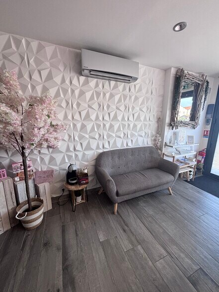 29 Rue Des Alpilles, Lançon-Provence for sale - Lobby - Image 2 of 7