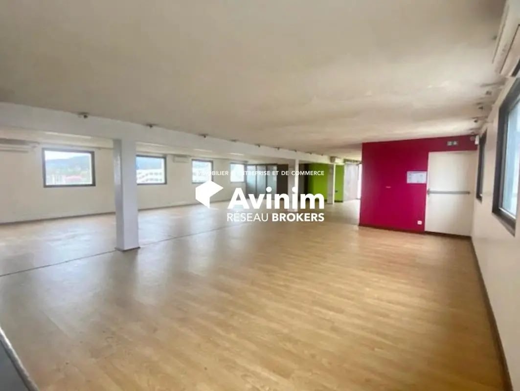 Retail in Franconville to rent Interior Photo- Image 1 of 7