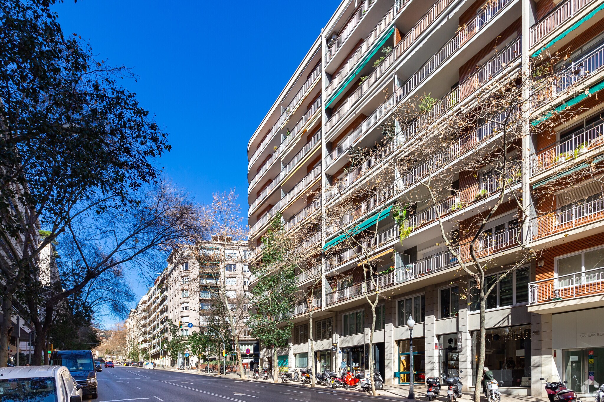 Retail in Barcelona, Barcelona to rent Primary Photo- Image 1 of 2