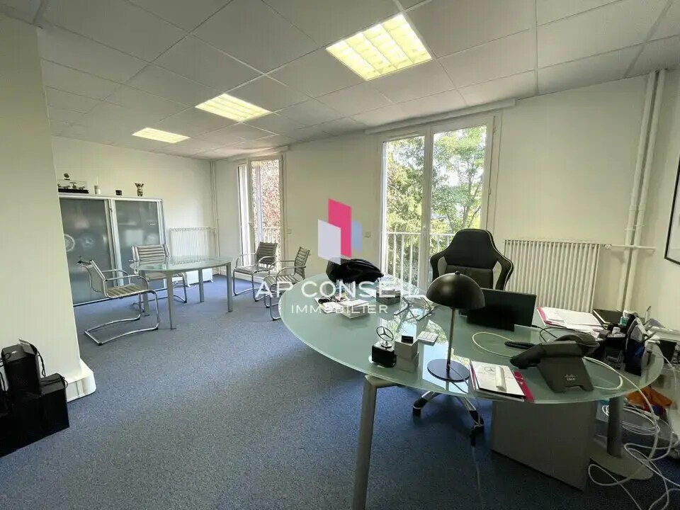 Office in Versailles to rent Interior Photo- Image 1 of 4