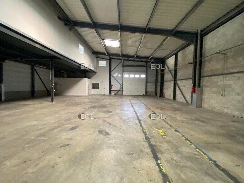 Light Industrial in Marseille to rent - Interior Photo - Image 2 of 8