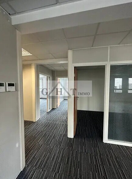Office in Clichy to rent - Interior Photo - Image 3 of 10