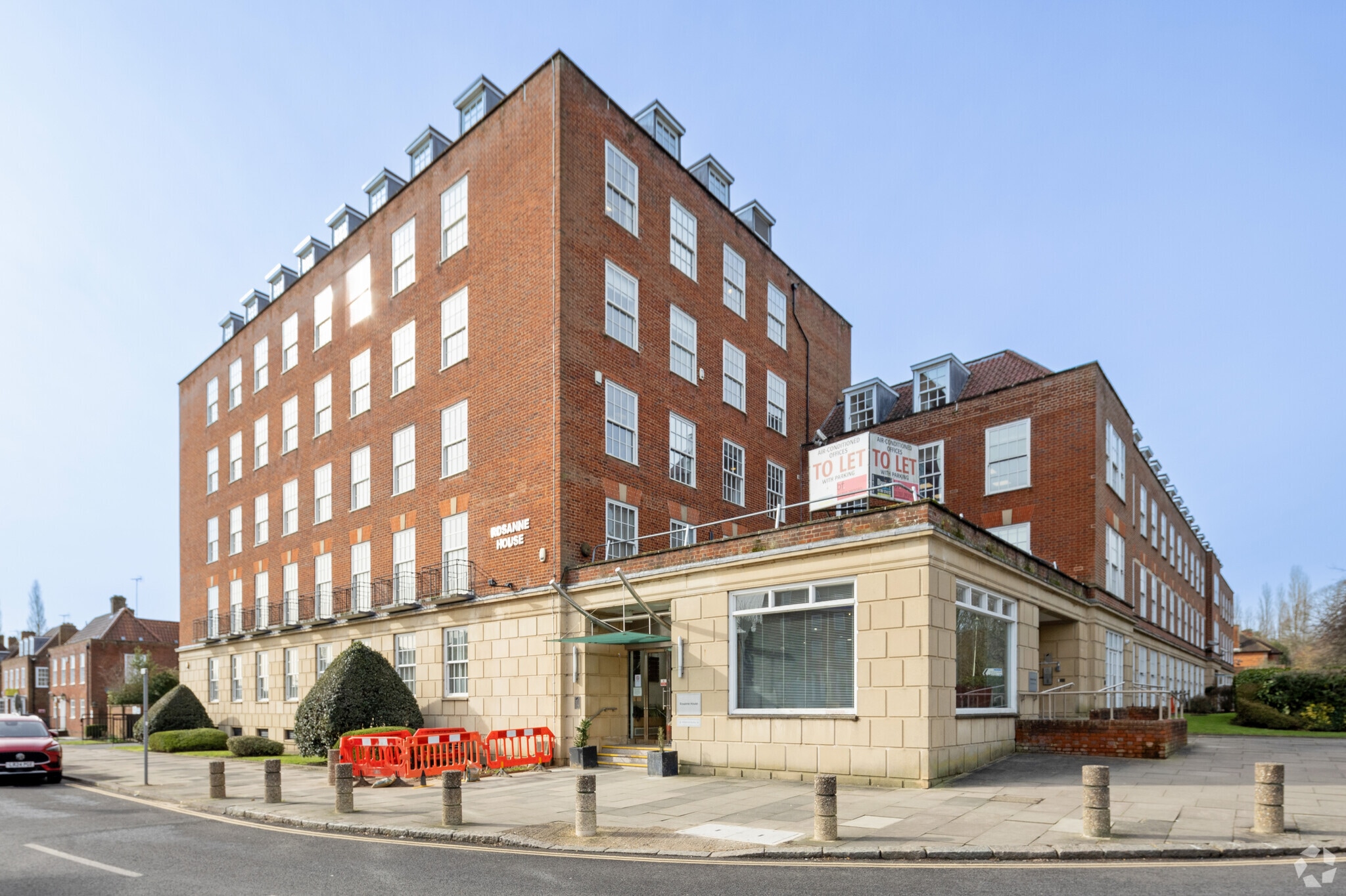 Parkway, Welwyn Garden City to rent Building Photo- Image 1 of 6