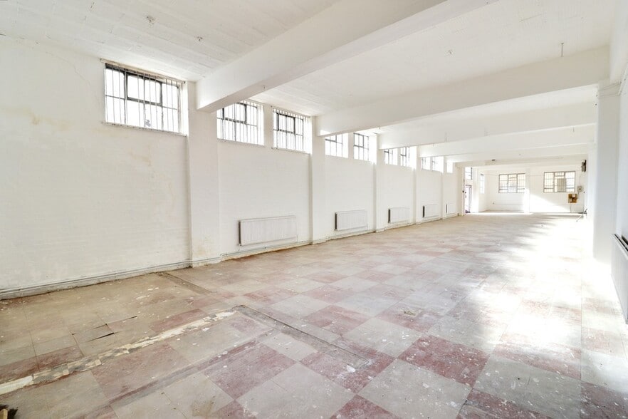 5 Cross Ln, London to rent - Interior Photo - Image 1 of 6
