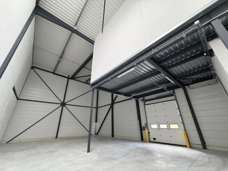 Light Industrial in Pontoise to rent - Building Photo - Image 3 of 27