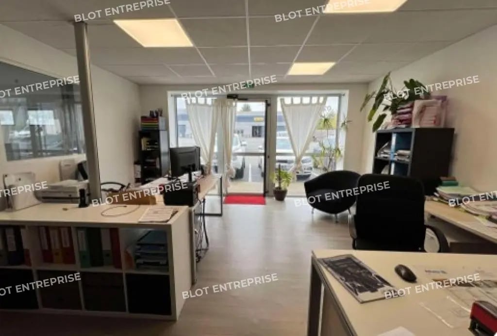 Light Industrial in Pacé for sale Interior Photo- Image 1 of 6