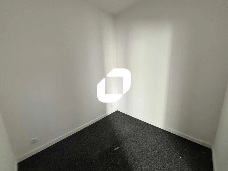 Retail in Bordeaux to rent - Building Photo - Image 3 of 4