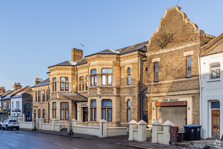 253 Kilburn Ln, London W10 4BQ UK