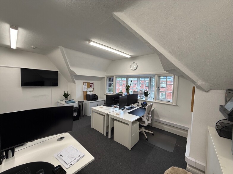 6 Burkes Para, Beaconsfield to rent - Building Photo - Image 2 of 7