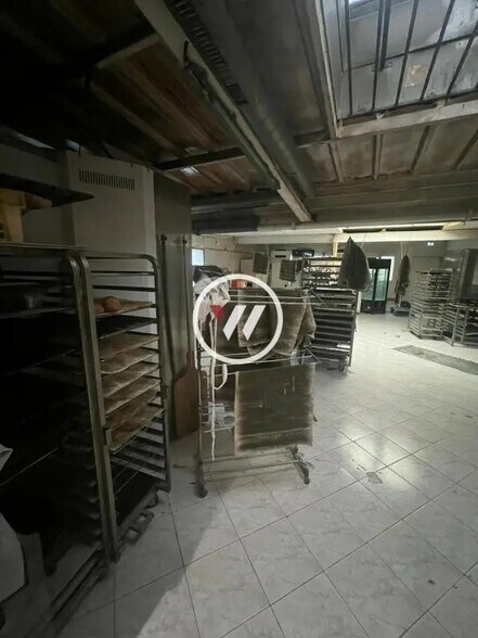 Retail in Chelles for sale - Interior Photo - Image 3 of 11