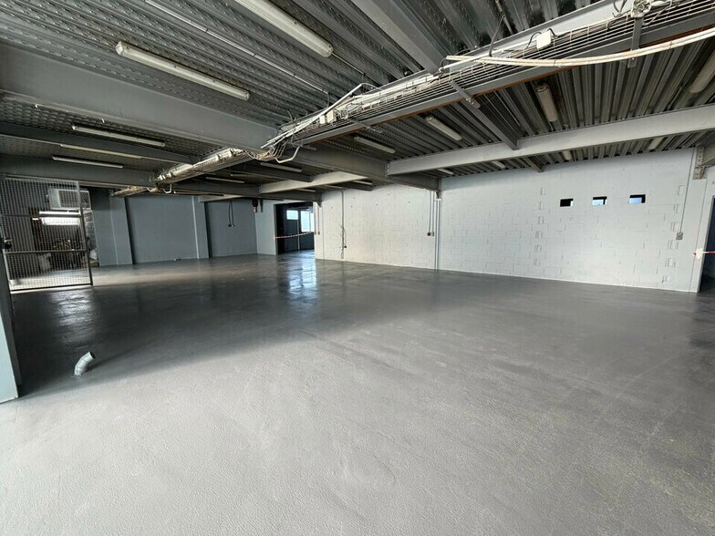 Light Industrial in Juilly for sale - Interior Photo - Image 1 of 7