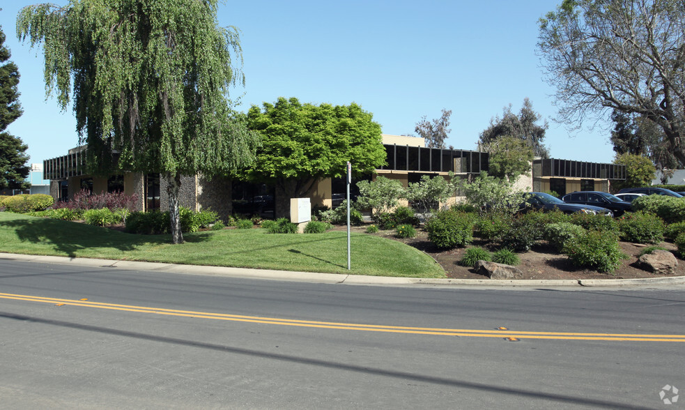 3925-3945 Bohannon Dr, Menlo Park, CA for rent - Primary Photo - Image 1 of 6