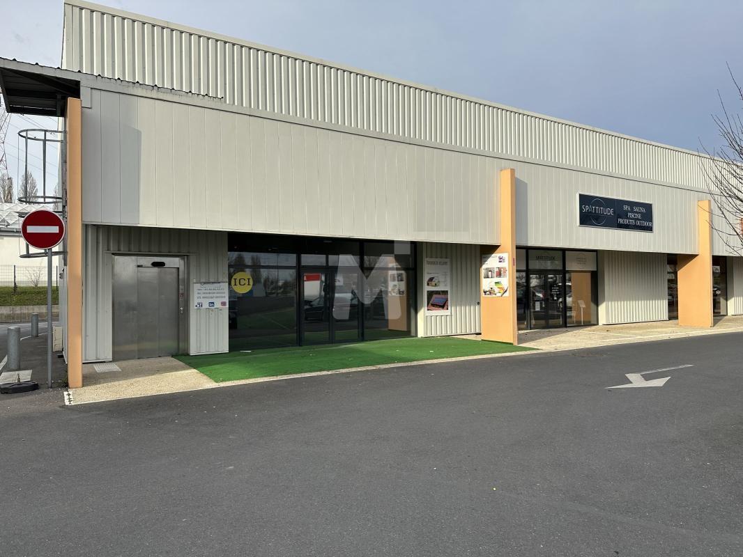 Light Industrial in Les Ulis to rent Building Photo- Image 1 of 10