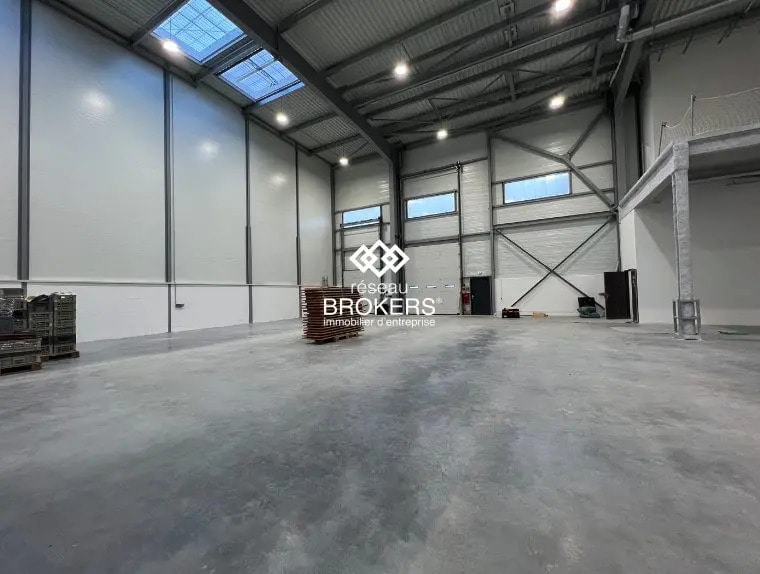 Location Entrepôt 2 900 m² - Photo 1