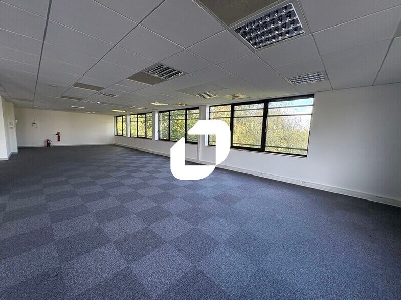 Office in Saint-Priest to rent - Interior Photo - Image 3 of 15