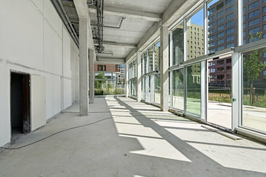 54 Quai De Seine, Saint-Ouen-sur-Seine to rent - Interior Photo - Image 2 of 5