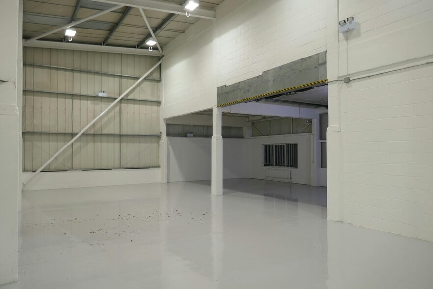 Brooker Rd, Waltham Abbey to rent - Interior Photo - Image 2 of 6