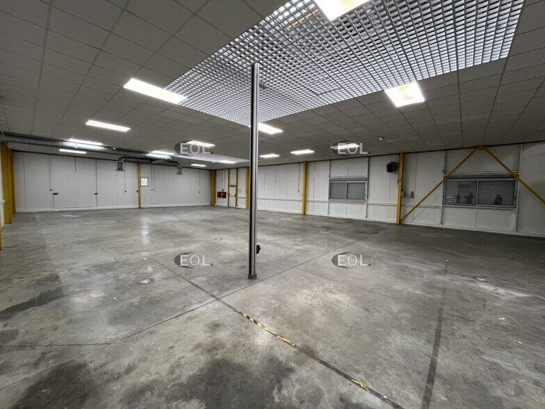 Light Industrial in Trappes to rent - Interior Photo - Image 2 of 7