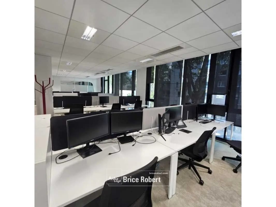 Office in Villeurbanne to rent Building Photo- Image 1 of 19