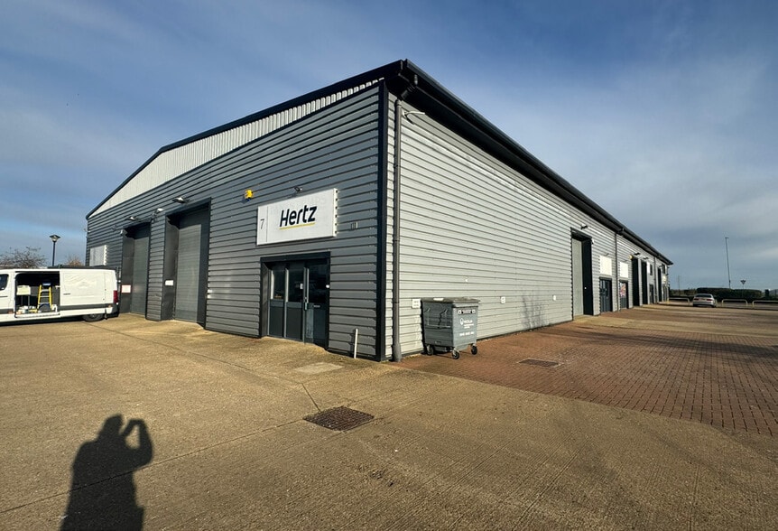 Sabre Way, Peterborough to rent - Building Photo - Image 3 of 4