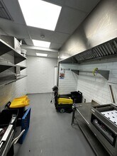 Retail in Madrid, Madrid to rent Interior Photo- Image 2 of 3